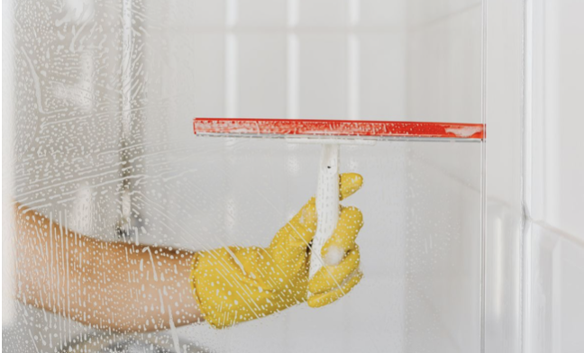 Glasreinigung einer Glaswand in Badezimmer