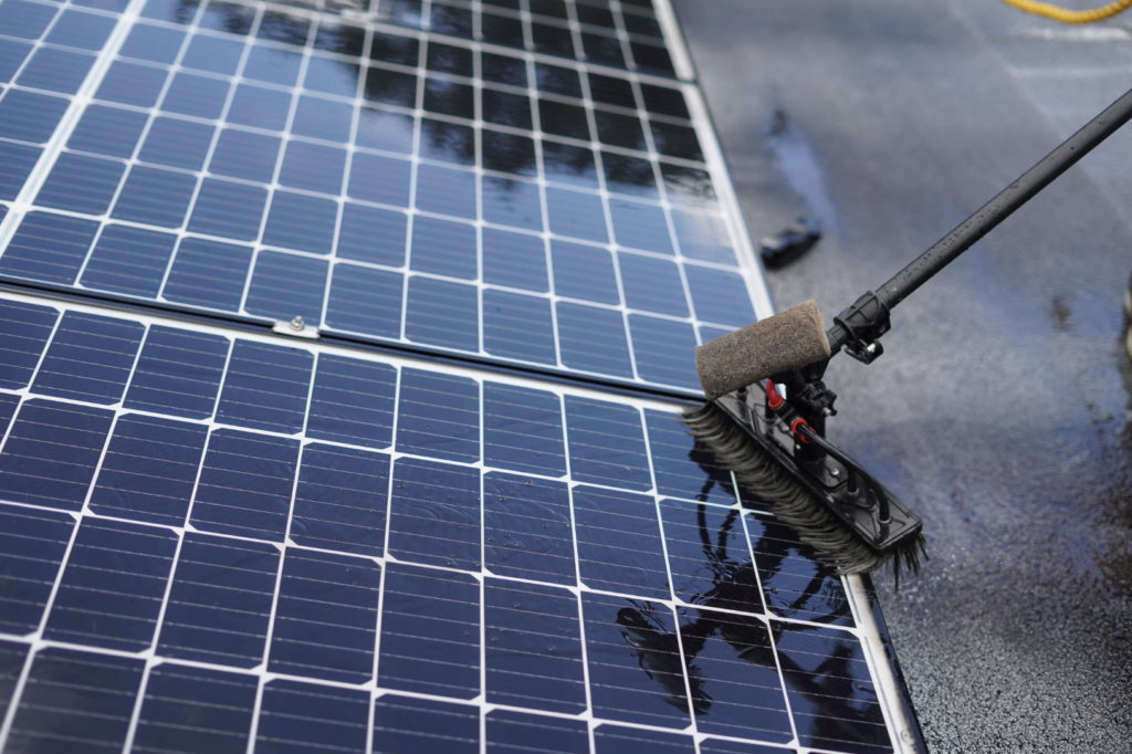 Professionelle Reinigung einer Solaranlage.
